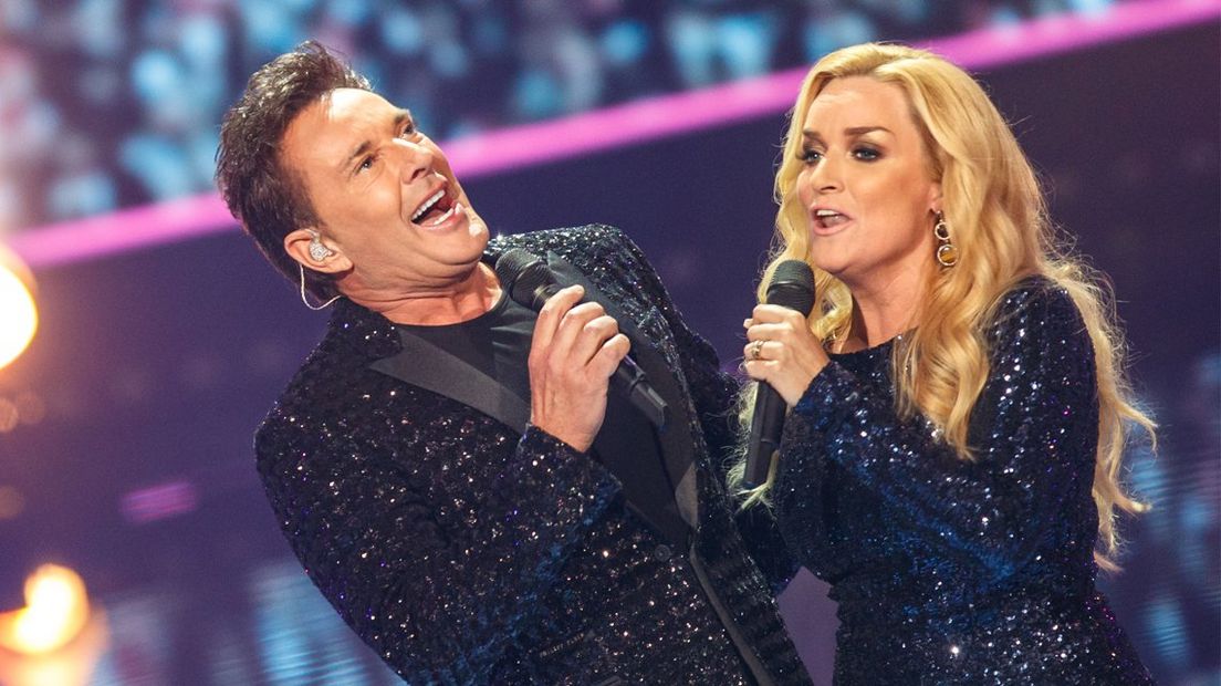 Samantha Steenwijk zong in de finale een duet met Gerard Joling.