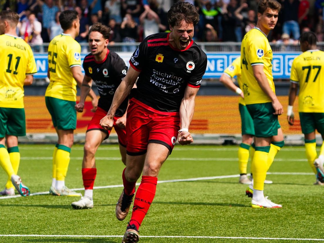 Kik Pierie gaat uit zijn dak na de 1-0 voor Excelsior tegen Fortuna Sittard