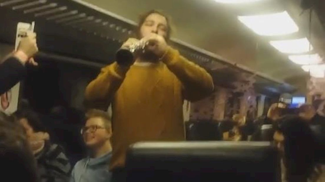 Van het optreden in de trein gaat een filmpje op Facebook rond
