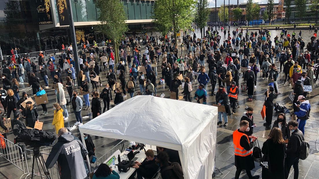 Rond 18.00 stroomt het Jaarbeursplein vol.