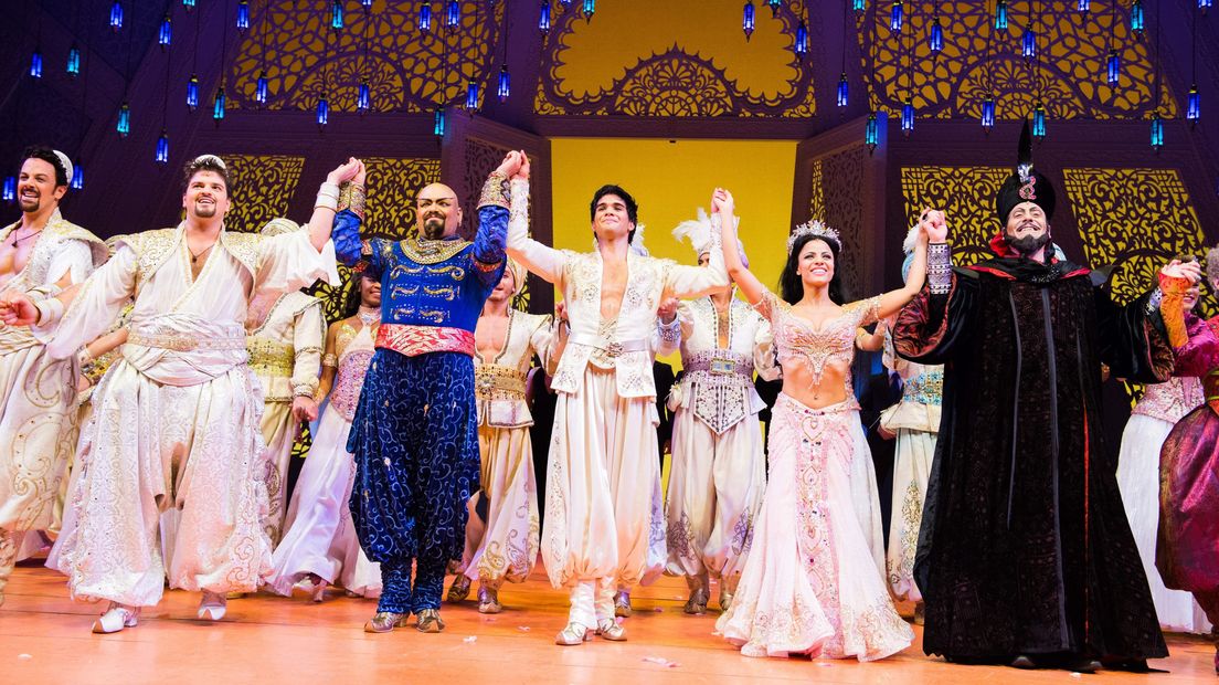 De Duitse cast van de musical Aladdin in 2015