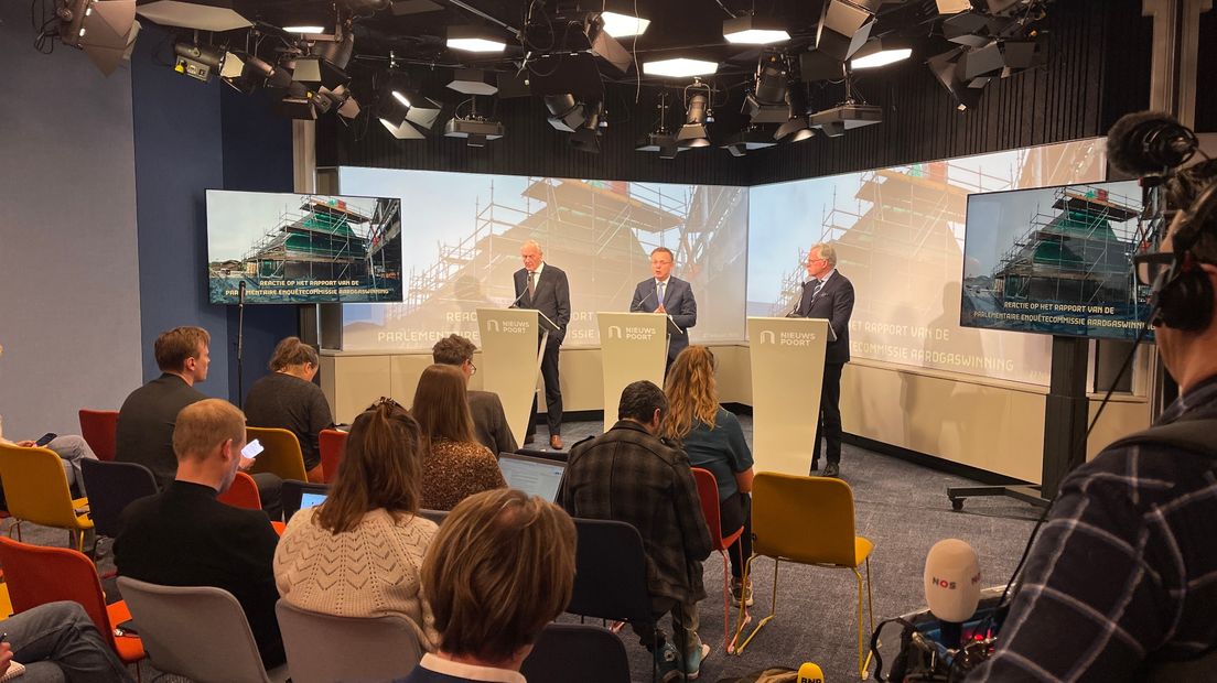 Johan Remkes, René Paas en Koen Schuling achter het spreekgestoelte in Nieuwspoort