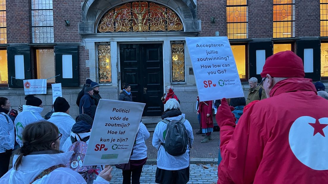 Actievoerders overhandigen een 'gepeperde rekening' aan gedeputeerde Melissa van Hoorn