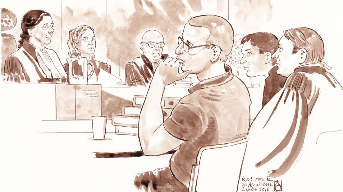 Kas van R. tijdens de rechtszaak. Illustratie: Aloys Oosterwijk