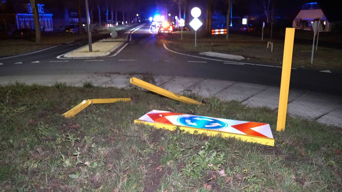 Auto rechtdoor op rotonde Balkbrug