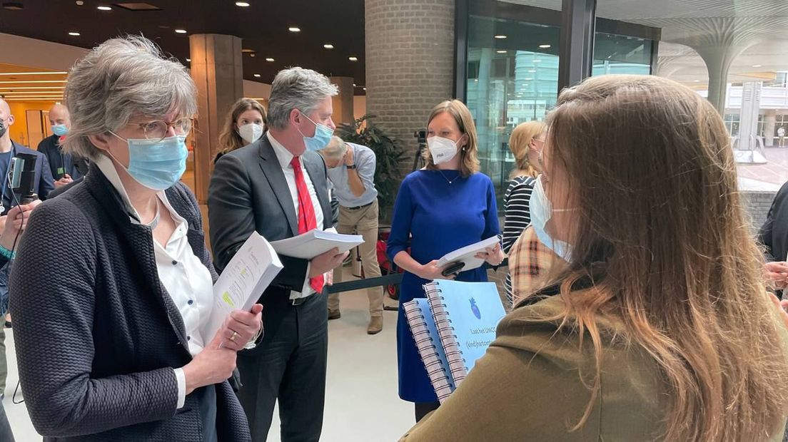 Het aanbieden van de petitie in Den Haag