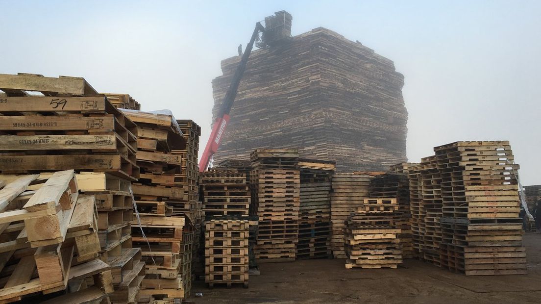 Opbouw vreugdevuur Scheveningen