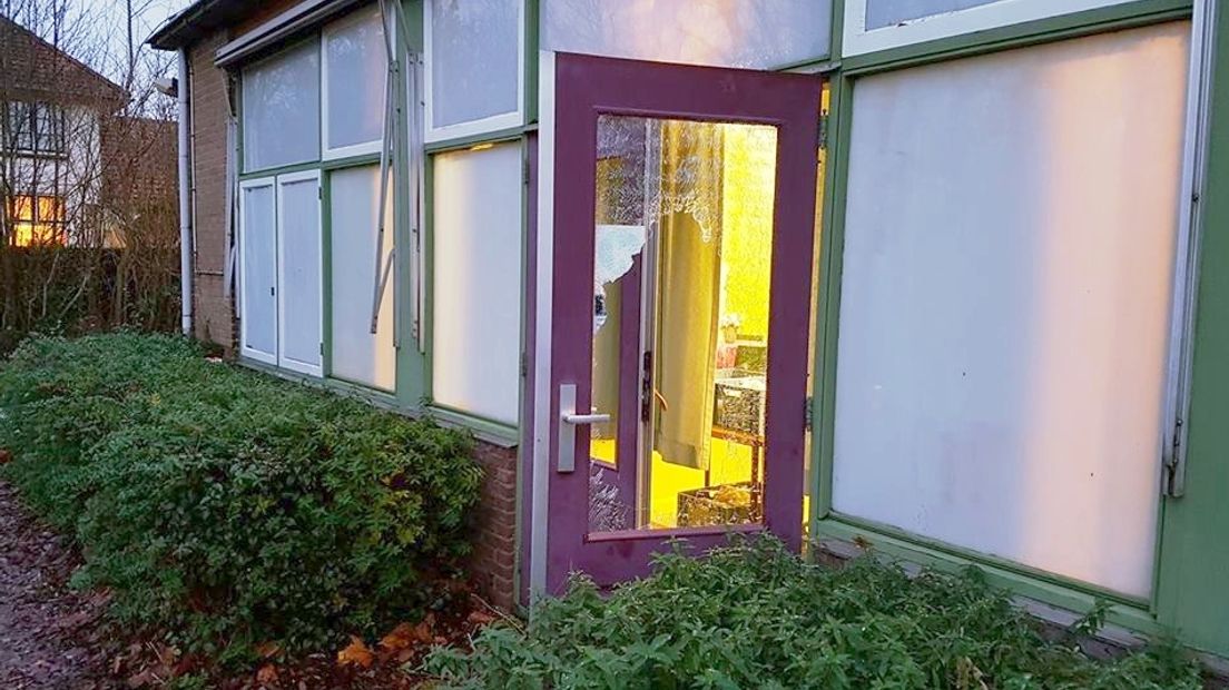 Bij de inbraak bij de voedselbank in Zierikzee hebben de daders het glas van de deur ingetrapt