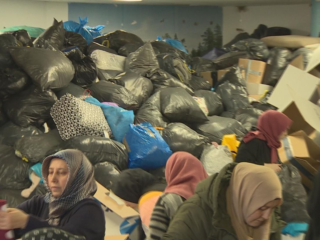 VIDEO: Mevlana Moskee stroomt propvol hulpgoederen voor Turkije
