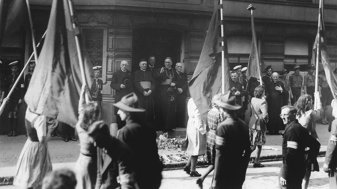 De Jong in de deuropening van Maliebaan 40 op de dag dat de geallieerden Utrecht binnentrokken