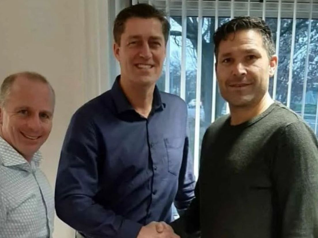 Paul Raveneau (rechts) hier nog als trainer van FC Zuidlaren wordt volgend seizoen de trainer van vv Roden