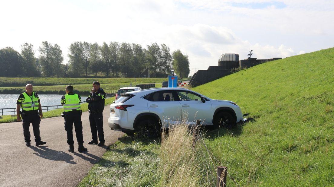 De bestuurder reed bij een T-splitsing rechtdoor tegen een dijk.