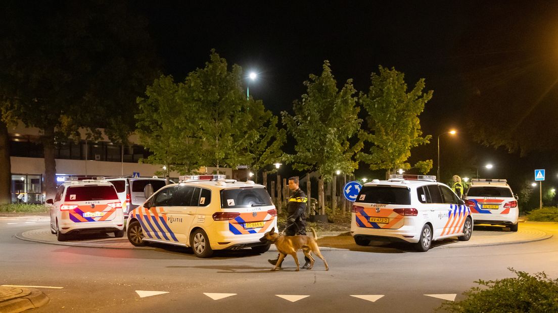 Een politiemacht verdreef de jongeren vannacht van het Kerkplein in Soest.