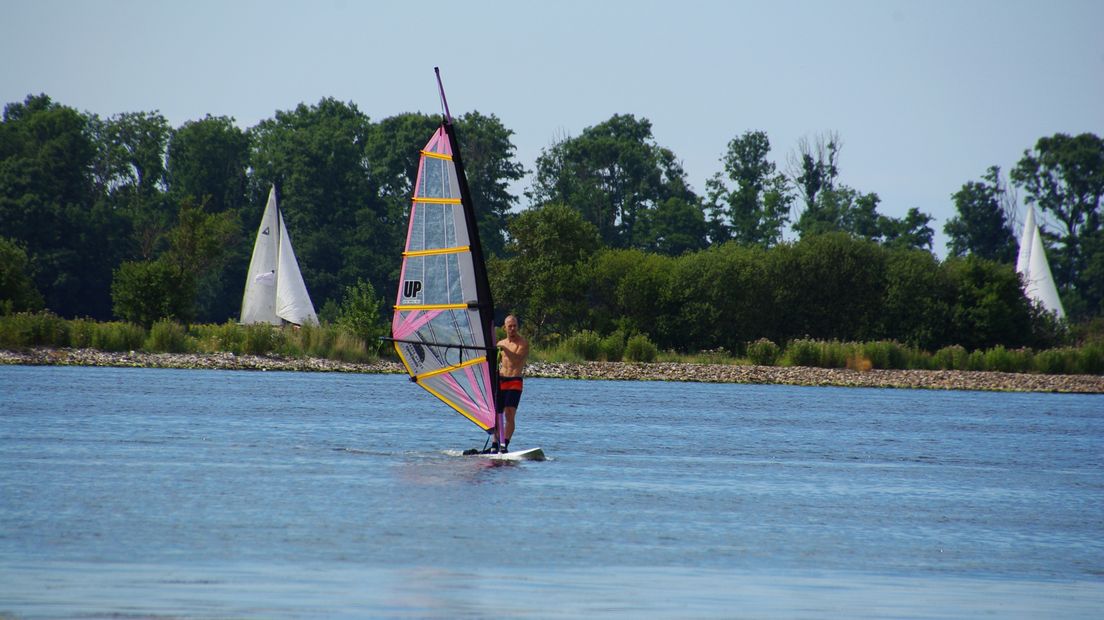 Een windsurfer op het Veerse Meer