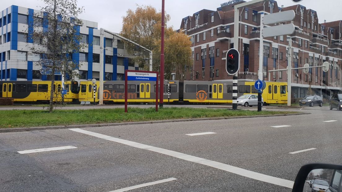 Op de Zuidstedeweg in Nieuwegein staat momenteel een tram stil.