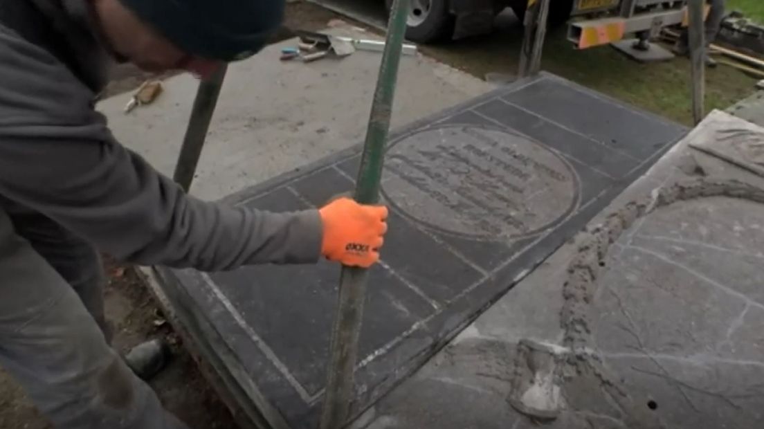 De grafstenen moesten nodig gerestaureerd worden (Rechten: RTV Drenthe)