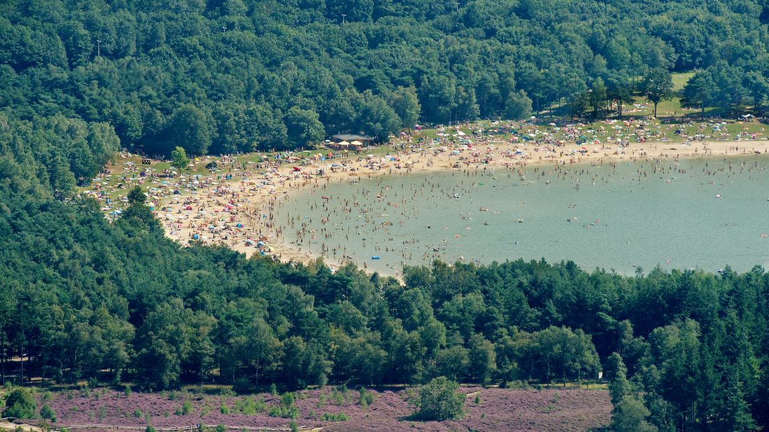 Recreatiegebied Heerderstrand tussen de bossen van de Veluwe.