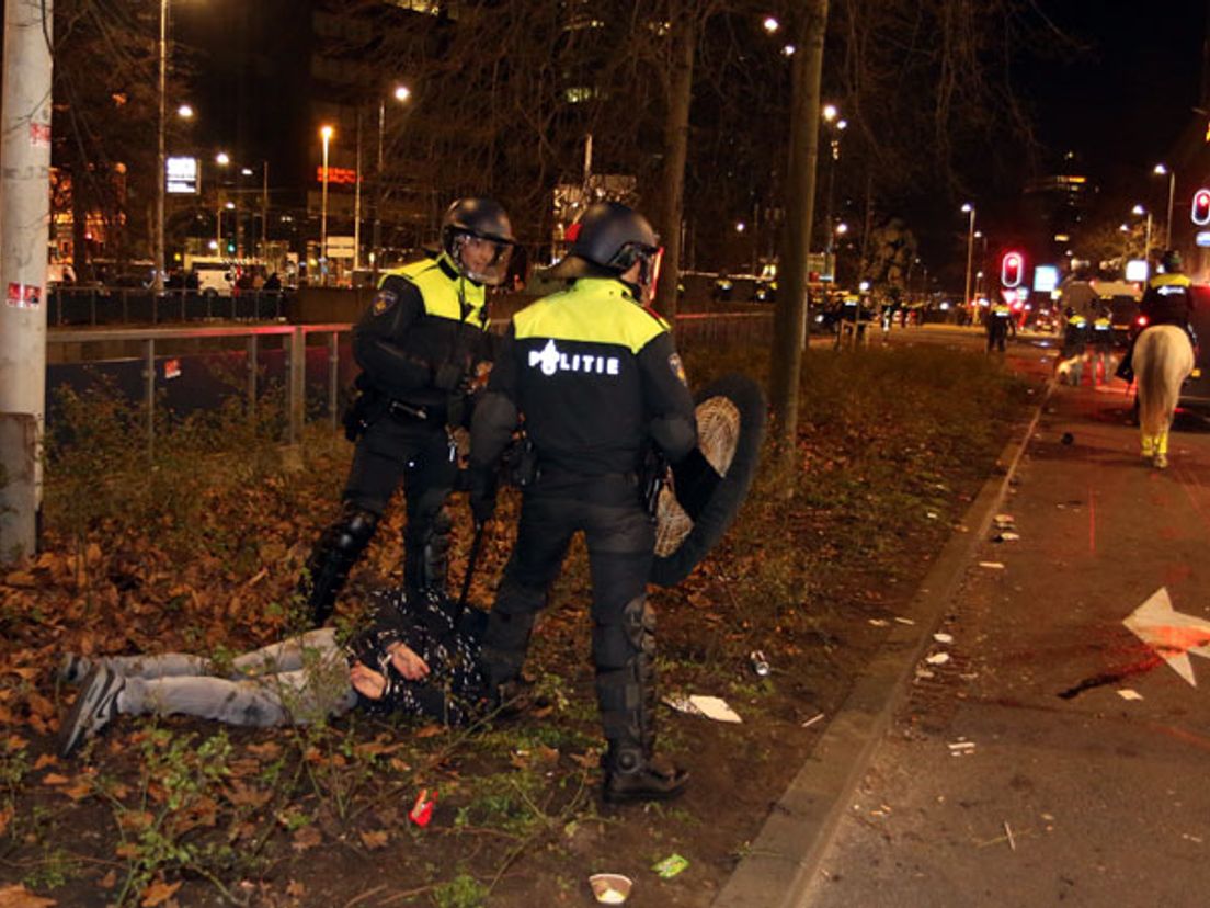 Een arrestatie tijdens de ongeregeldheden in Rotterdam zaterdag