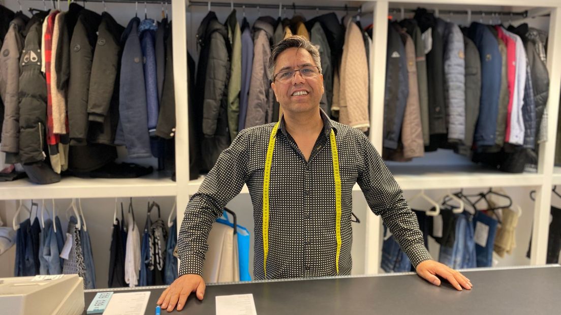Amid in zijn naaiatelier
