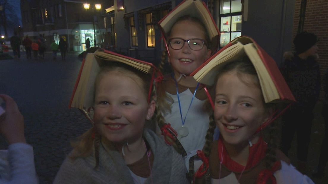 Schoolkinderen openen W.G. van de Hulst Festival