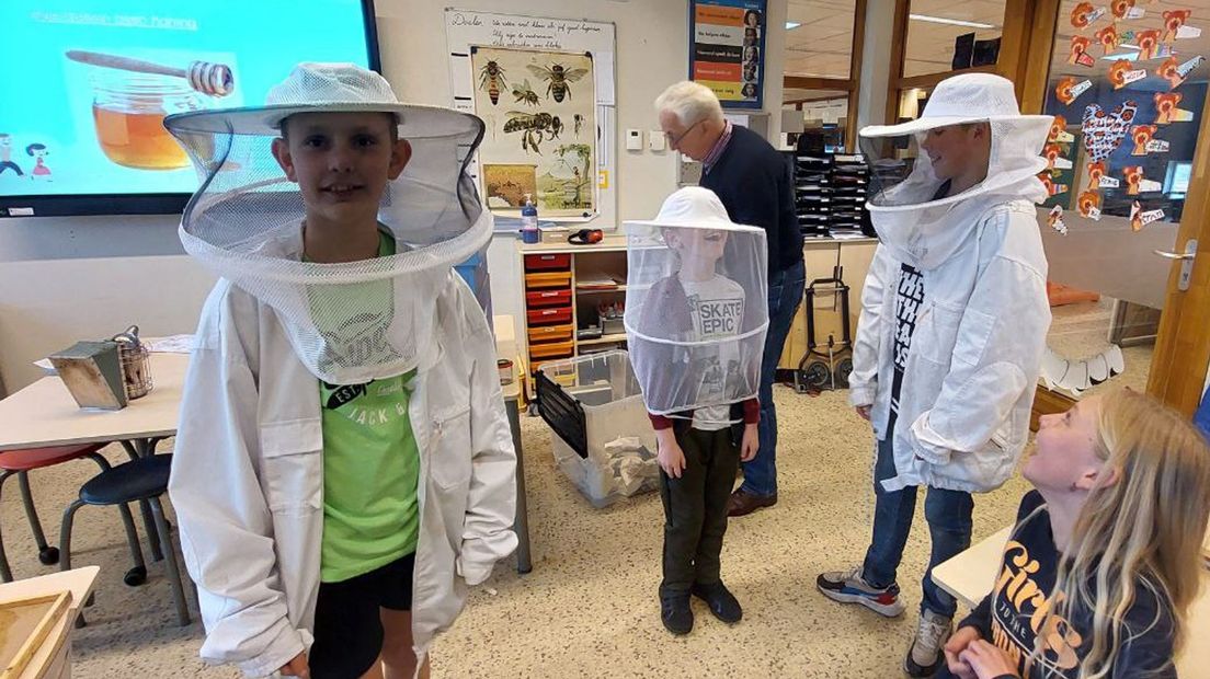 Basisschool krijgt les over bijen