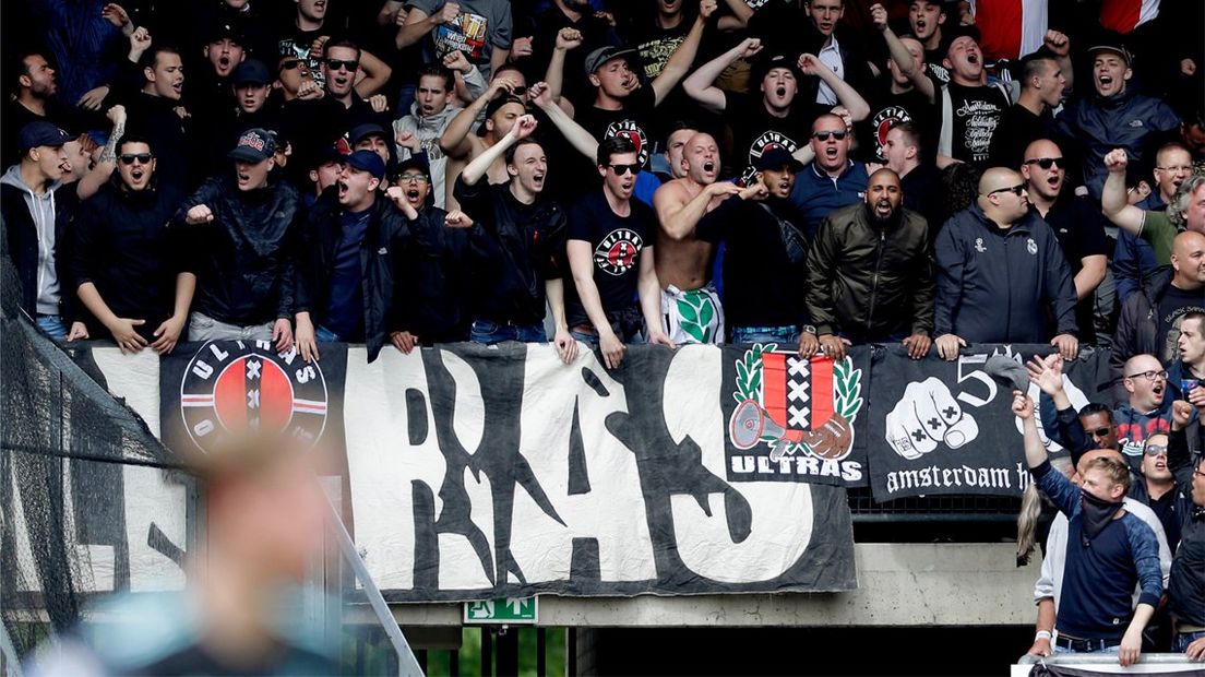 Ajax-supporters tijdens een uitwedstrijd tegen Willem II.