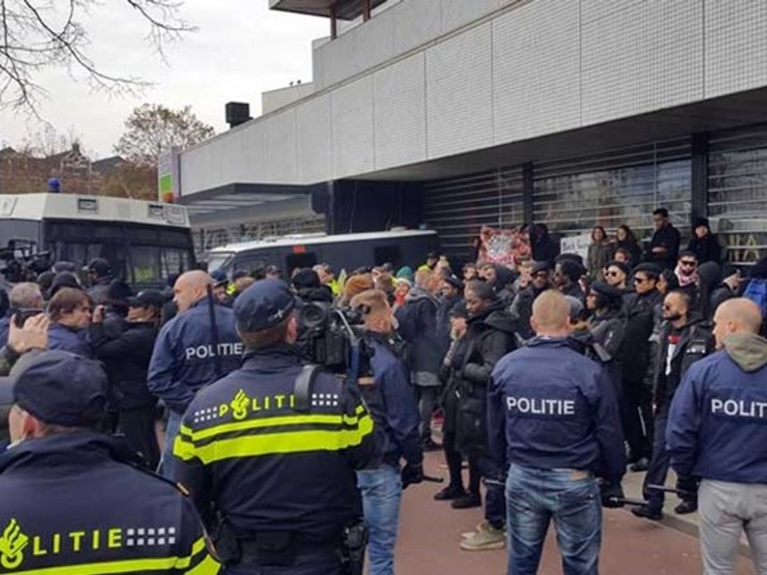 Politie grijpt in bij de demonstratie in Rotterdam