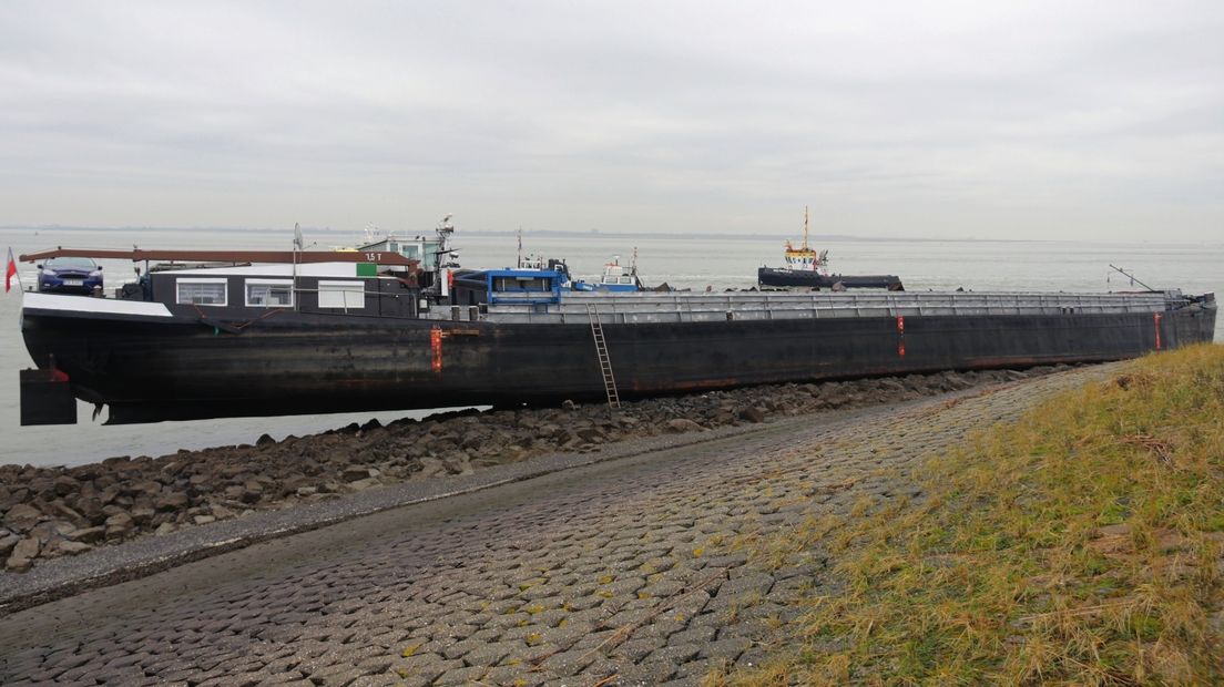 Vastgelopen binnenvaartschip bij Hansweert buigt onder eigen gewicht