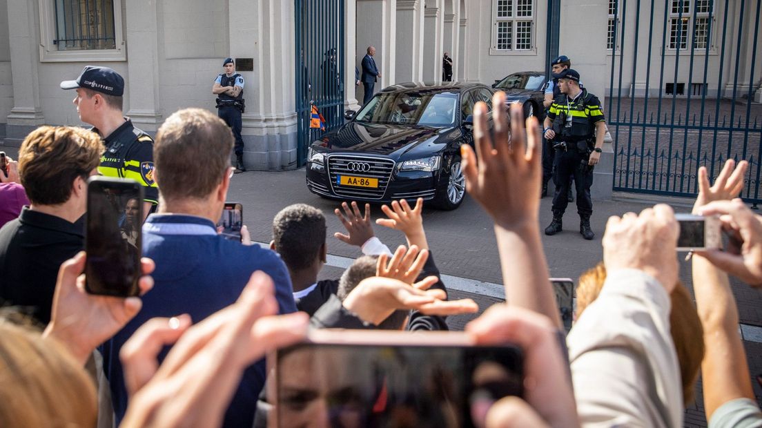 Honderden mensen zwaaien bij Paleis Noordeinde naar de wegrijdende koning en koningin