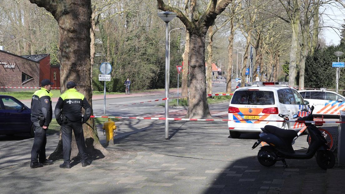 De politie doet onderzoek op de Amalia van Solmslaan.