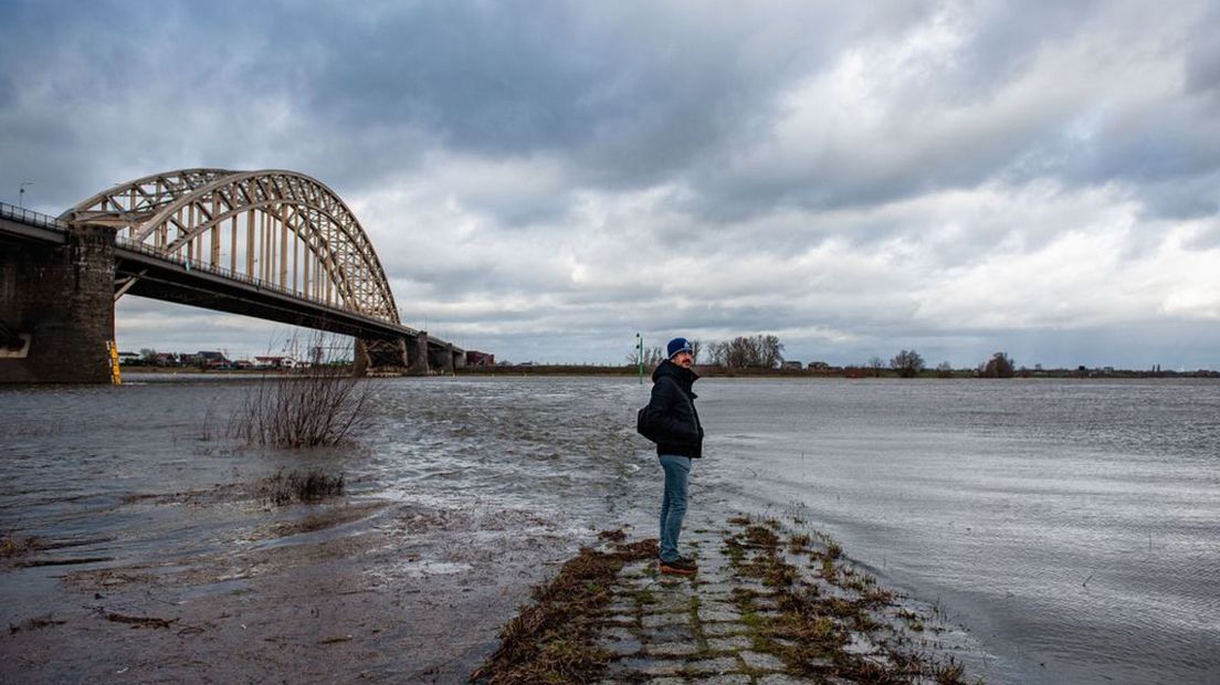 Het hoge water in Nijmegen aan de Waal trekt veel bekijks
