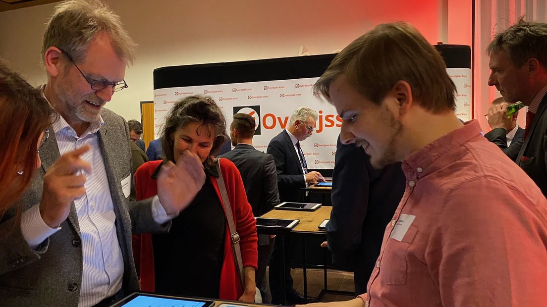 Luuk Folkerts (links) van de Partij voor de Dieren en Lucas Brinkhuis (GroenLinks) vullen de kieswijzer in