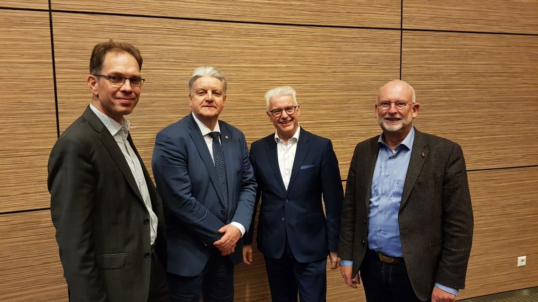 Peter Hoek (SGP), Kees Bierens (informateur), Frank Hommel (VVD) en Jan Harmsen (CU)