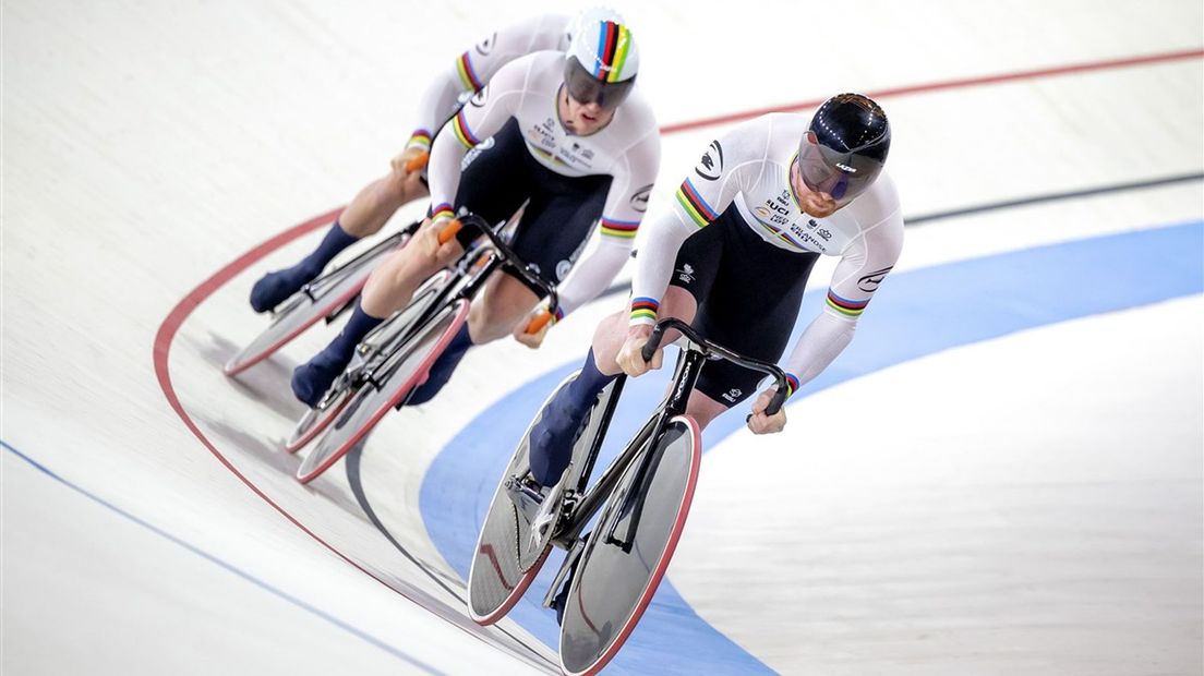 Jeffrey Hoogland, Harrie Lavreysen en Roy van den Berg in actie tijdens het onderdeel Teamsprint