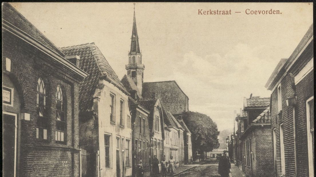 Woningen en de Nederlands hervormde kerk aan de Kerkstraat 6-8- te Coevorden. Geheel links is de synagoge.