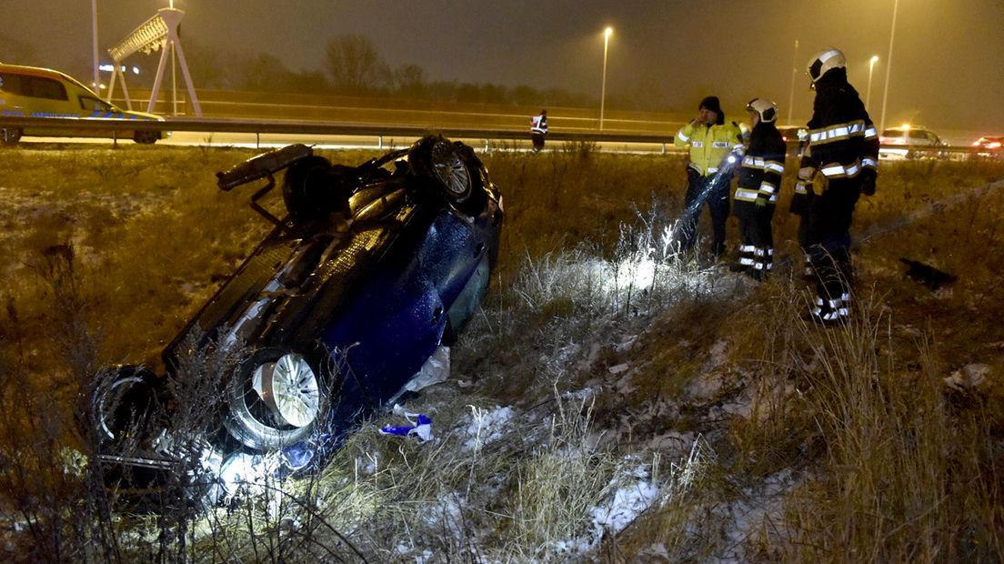 In Bunnik sloeg een auto over de kop. Twee inzittenden raakten gewond.