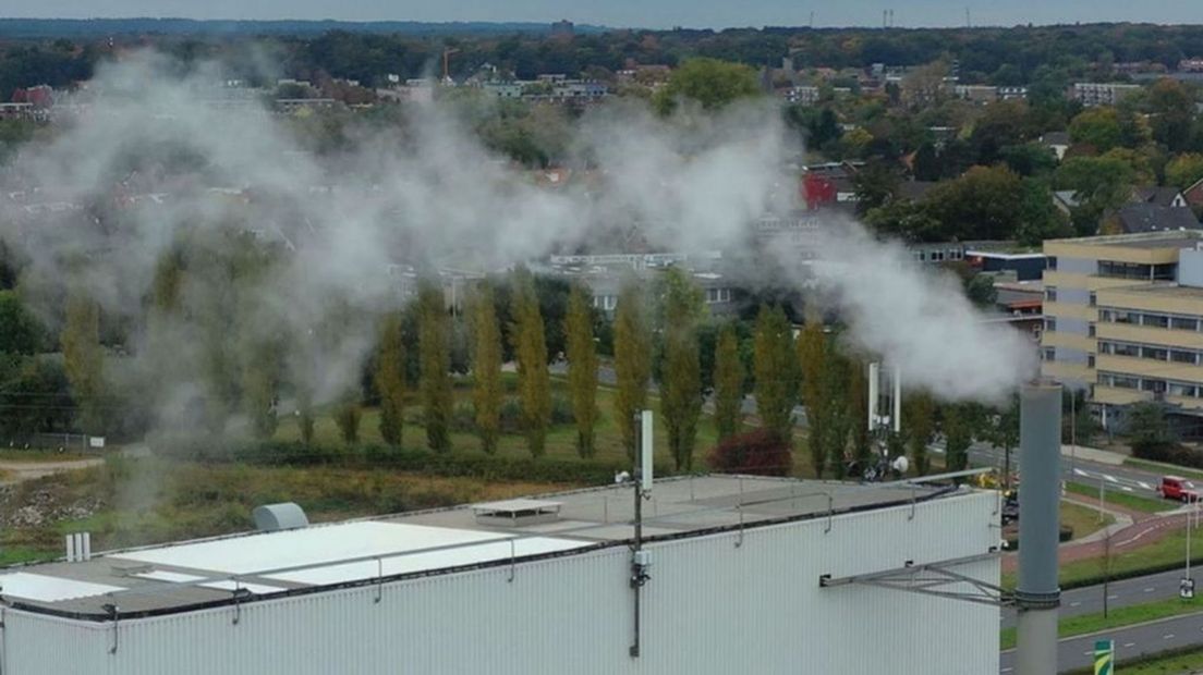 Rook uit de schoorsteen van asfaltcentrale APN