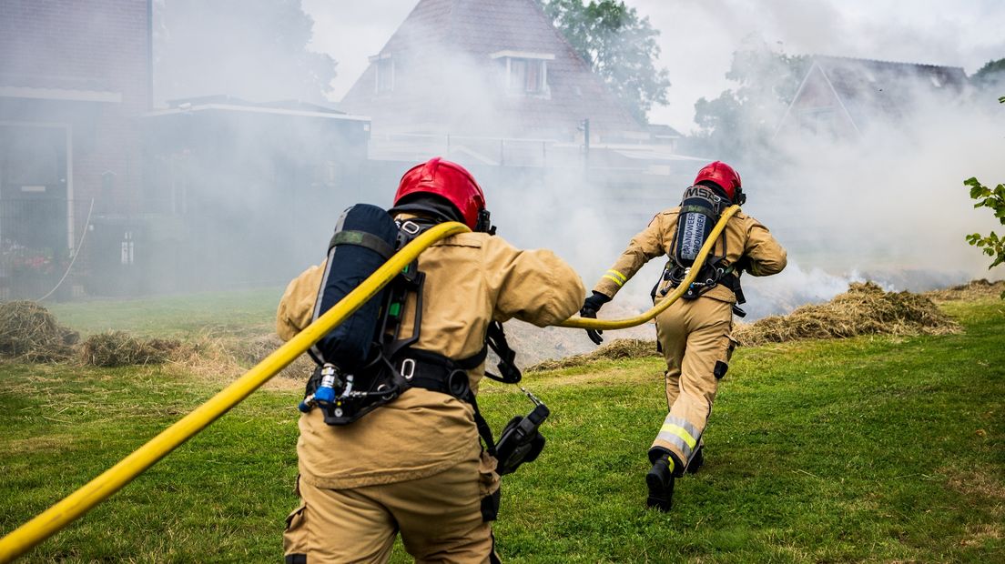 Brandweer haast zich naar de bermbrand in Farmsum