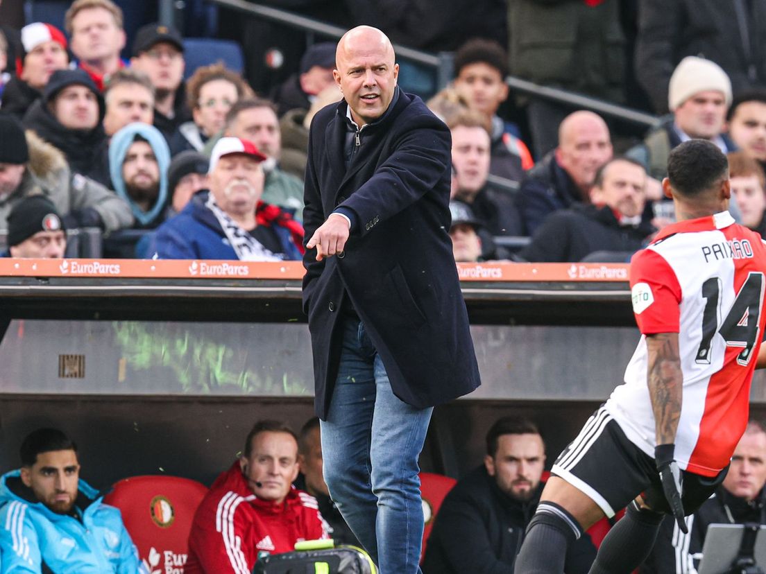 Arne Slot tijdens het duel met PSV.