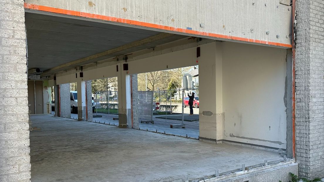 Het voormalig kantoorpand wordt gestript tot alleen het karkas overblijft.