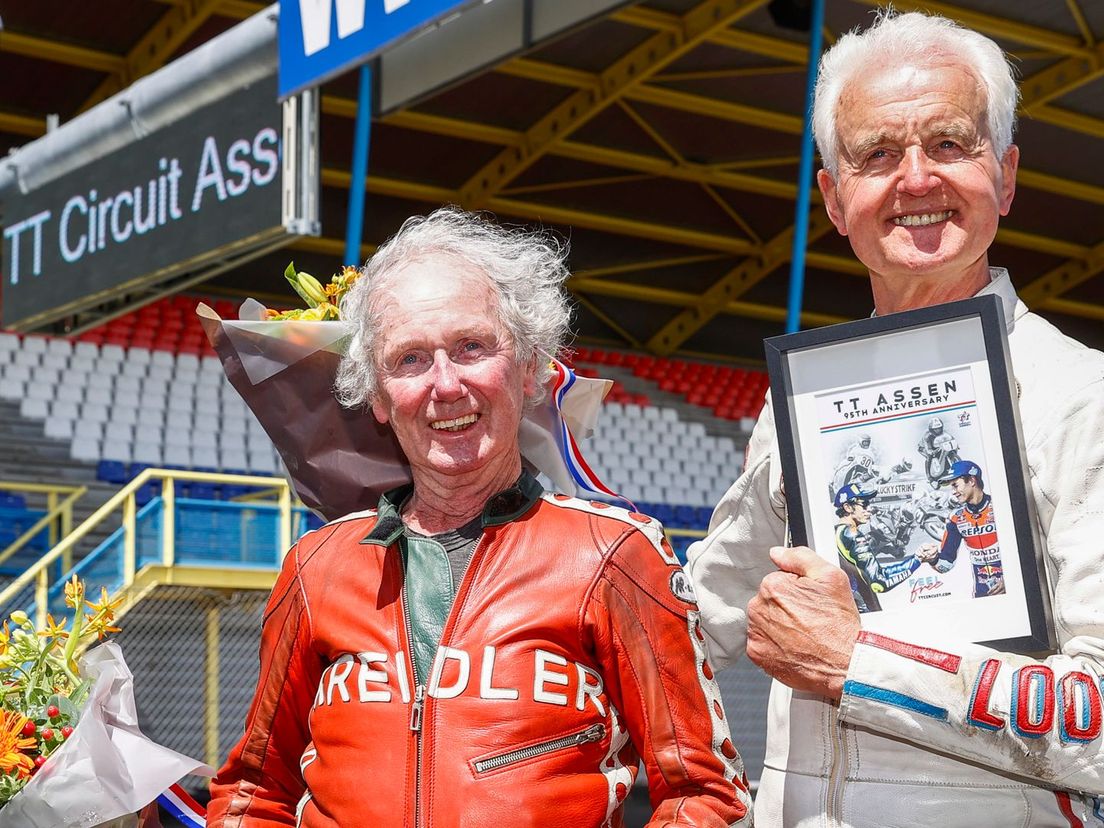 Jan de Vries naast Wil Hartog in juni vorig jaar op een leeg TT Circuit (Rechten: ANP / Vincent Jannink)