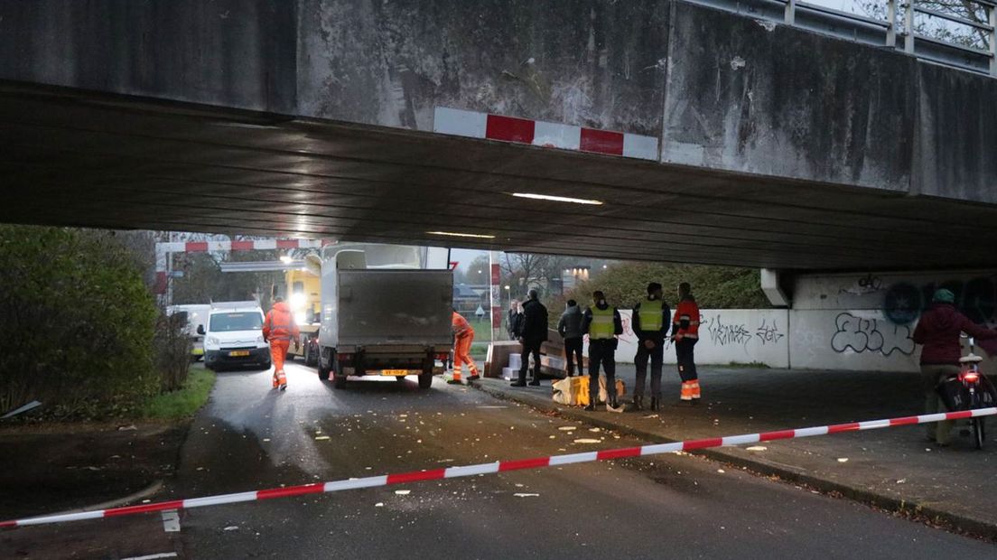 Hulpdiensten ontfermen zich over het vrachtwagentje en z'n chauffeur