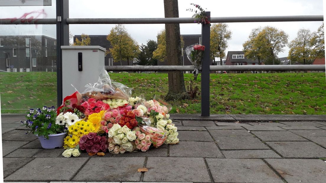 Bij de tramhalte in Ypenburg zijn bloemen neergelegd
