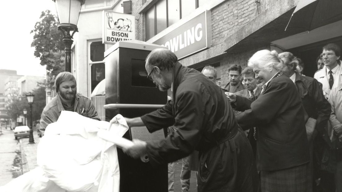 Wethouder Van Willigenburg (l) en burgemeester Vos (r) onthullen de loertoeter in 1988