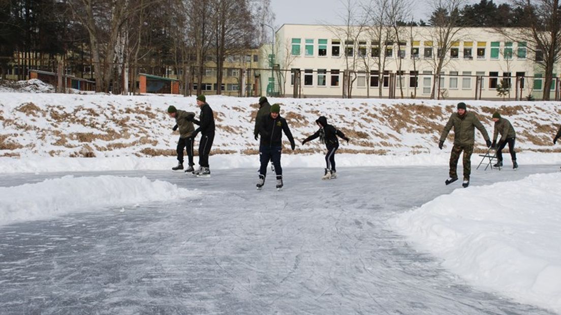 Militairen organiseerden eerder een schaatsmiddag in het ijskoude Rukla (Rechten: Ministerie van Defensie)