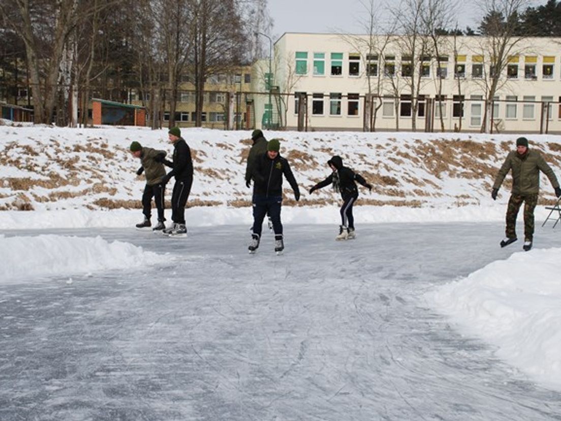 Militairen organiseerden eerder een schaatsmiddag in het ijskoude Rukla (Rechten: Ministerie van Defensie)