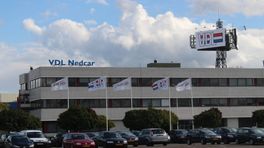 Vakbonden flyeren voor gesprek met VDL Nedcar