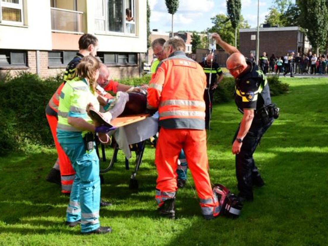 Vrouw rent weg voor politie en valt van flat in Rotterdam - Rijnmond