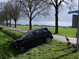 112 nieuws: Auto slaat over de kop bij ongeval Vriezenveen | Brandweer redt vrouw uit water