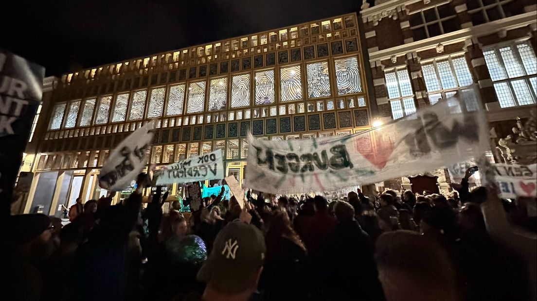 De protestmars eindigde voor het gemeentehuis van Deventer